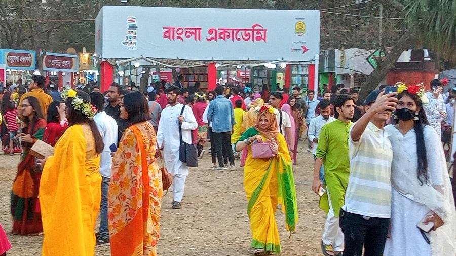 বসন্তের রঙে রঙিন বইমেলা